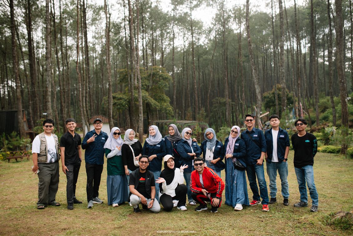 Peserta gathering Bank Indonesia Manado berfoto bersama di tengah hutan pinus