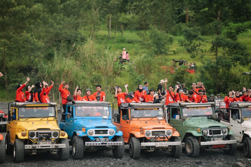 Rombongan JNT Bengkulu dengan armada jeep di Yogyakarta