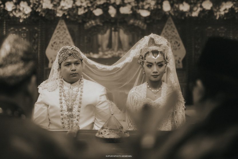 Akad pernikahan Tami & Lucky dengan dekorasi bernuansa emas